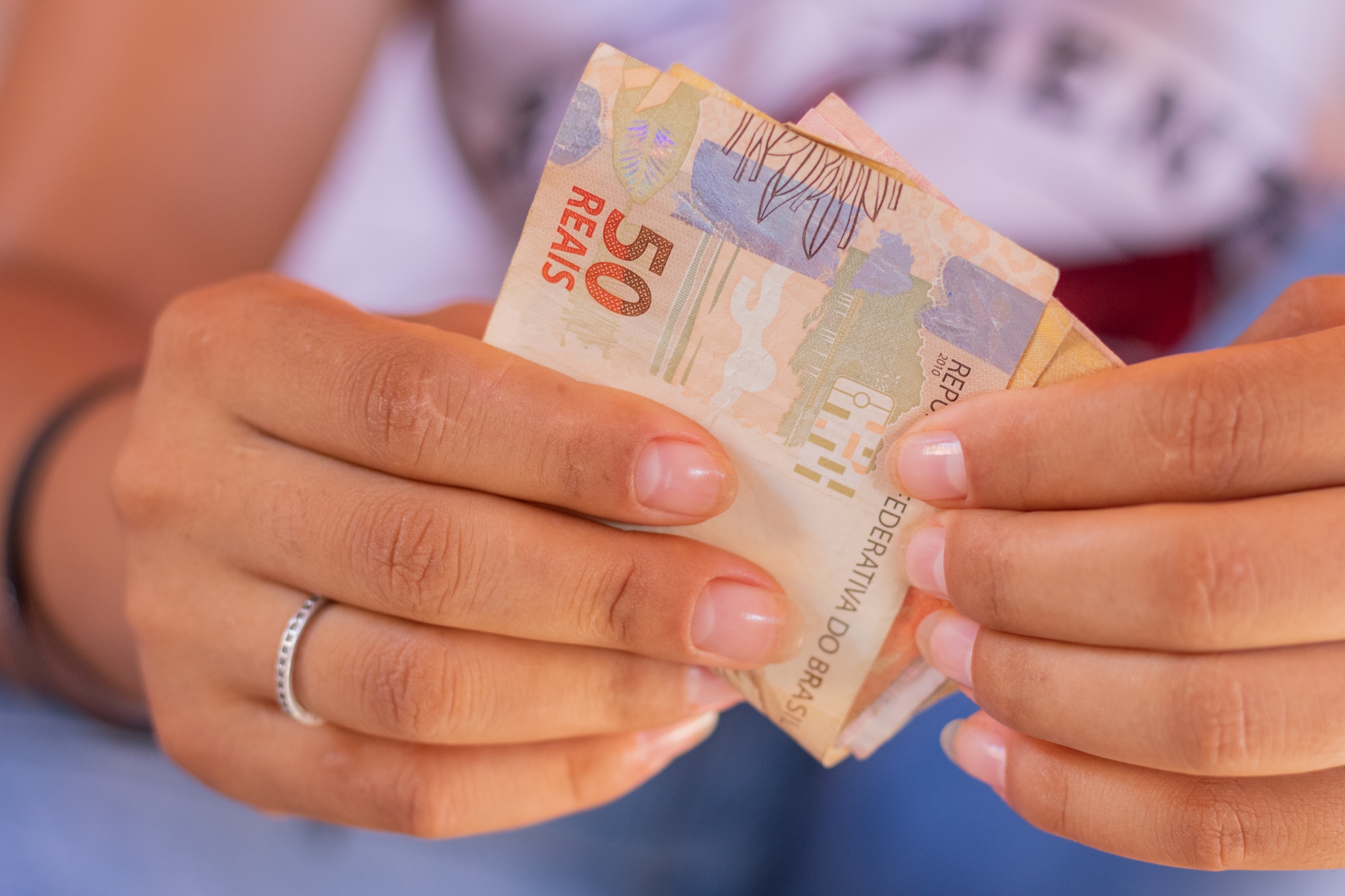 Você sabe como funciona o auxílio direcionado a mães solteiras? Entenda quem pode solicitar, o valor e todos os detalhes.