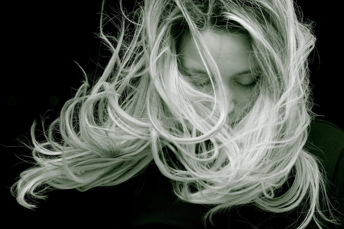 O cabelo branco pode ter solução e, mais do que isso, pode ter reversão; entenda o que dá para fazer nesse sentido.