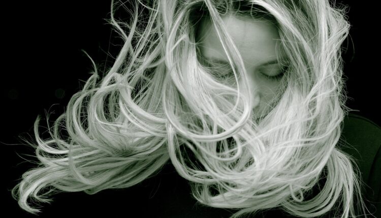 O cabelo branco pode ter solução e, mais do que isso, pode ter reversão; entenda o que dá para fazer nesse sentido.