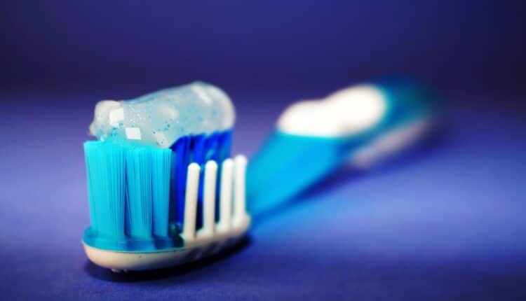Decisão da Colgate provocou alerta nos consumidores da principal marca de pasta de dente do Brasil; confira o que aconteceu para se prevenir.