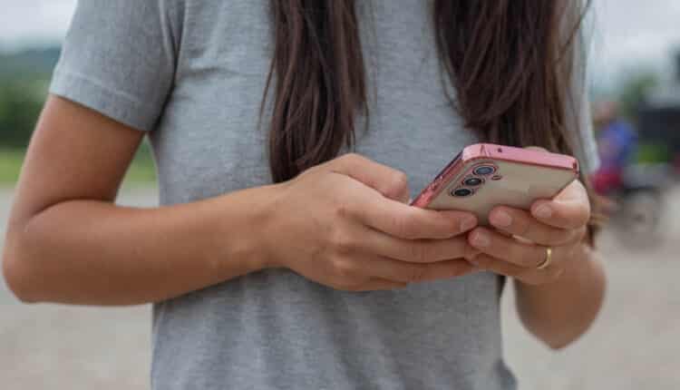 Será que tem algum estranho de olho no que você conversa pelo WhatsApp? Veja como descobrir isso de um jeito simples hoje.