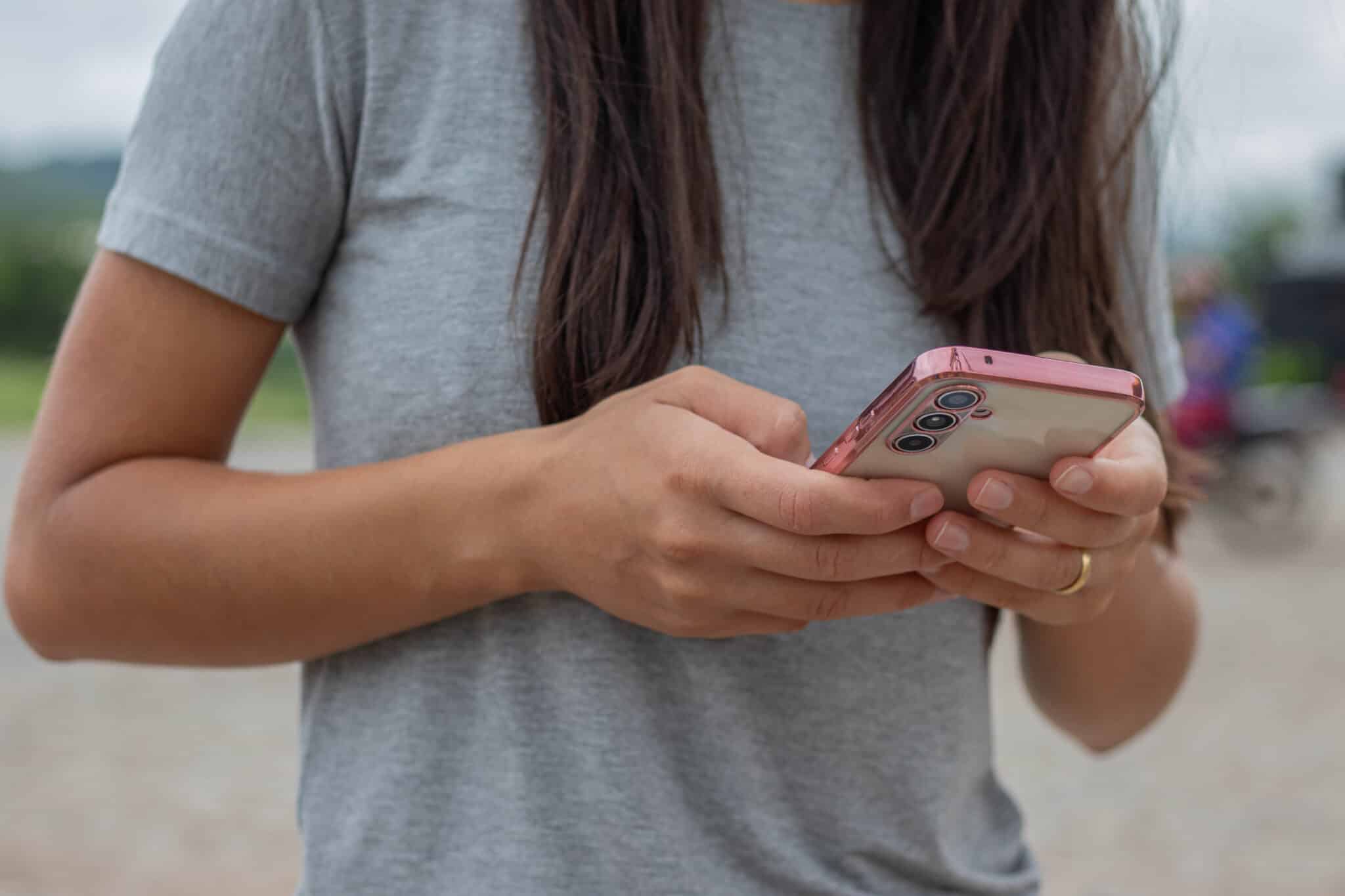 Será que tem algum estranho de olho no que você conversa pelo WhatsApp? Veja como descobrir isso de um jeito simples hoje.