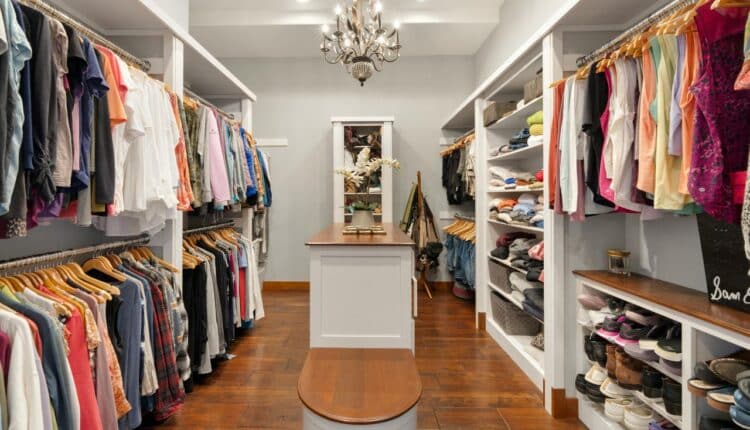 Seu guarda-roupa está sendo habitado por algo que não deveria estar lá e acabou roupando o lugar daquilo que deveria.