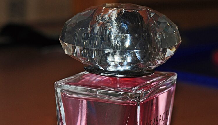 Mas será que esses perfumes com feromônios realmente funcionam ou são apenas uma jogada de marketing para vender mais? Descubra quais são eles.