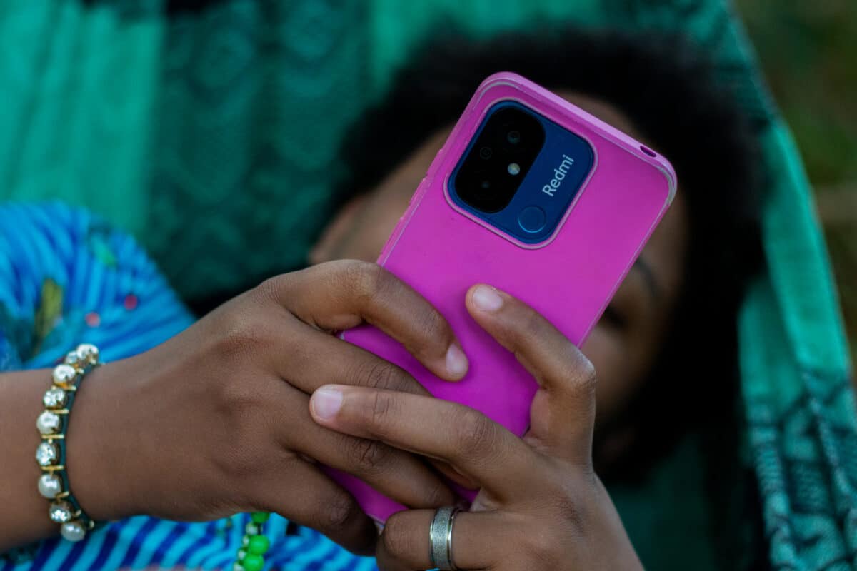 Sim, existe um truque para descobrir com quem uma pessoa mais troca mensagens no celular, ou seja, com quem ela mais conversa.