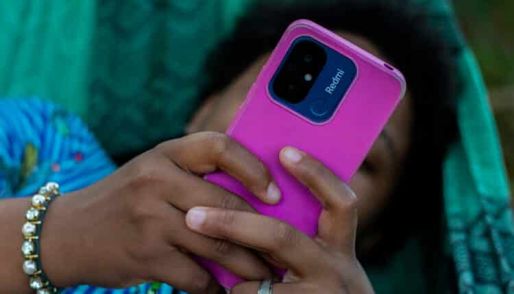 Sim, existe um truque para descobrir com quem uma pessoa mais troca mensagens no celular, ou seja, com quem ela mais conversa.