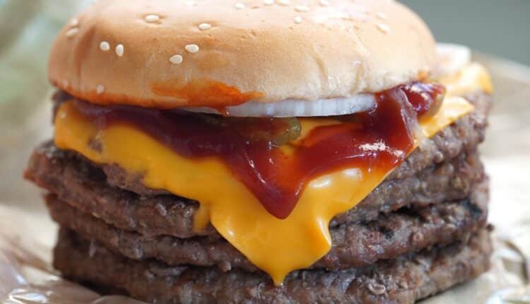 Traição não é algo legal, mas pode render um lanche de graça. Se você gosta de Burger King, veja o que a franquia preparou.