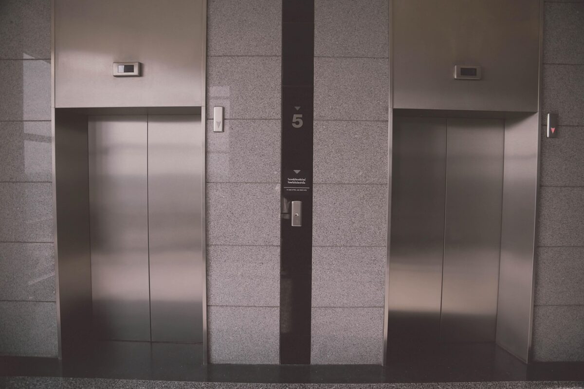 O motivo pelo qual os elevadores possuem espelhos é mais profundo do que você imagina; entenda o que ninguém te contou antes.