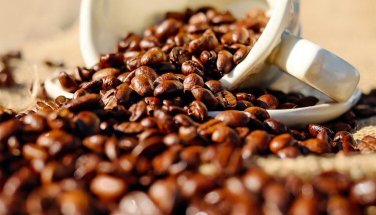 Tomar o café desse jeito pode ser um grande erro, mas ninguém te contou isso antes; entenda quais são as consequências e o que precisa saber a respeito.