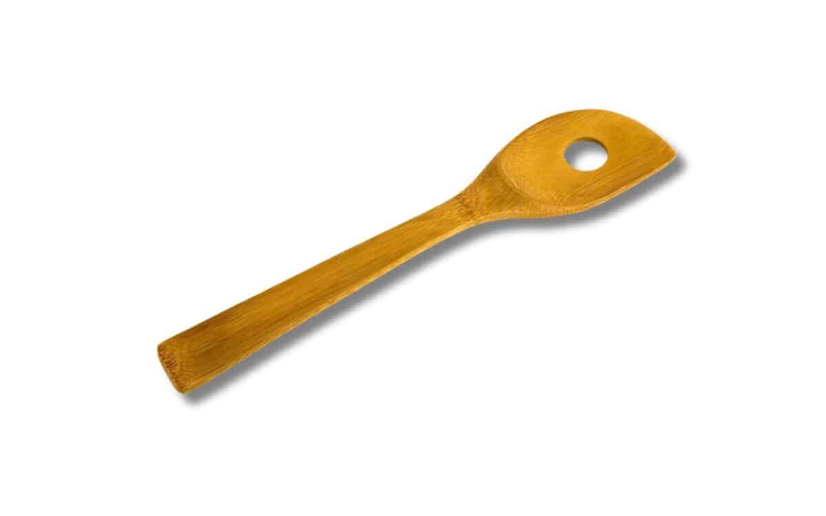 Chegou a hora de descobrir qual é o motivo da sua colher de macarrão ter um furo bem no meio dela; há uma boa razão, sim.