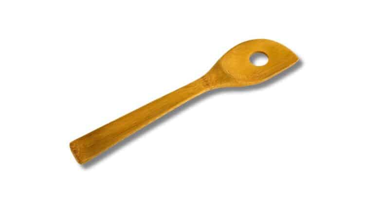 Chegou a hora de descobrir qual é o motivo da sua colher de macarrão ter um furo bem no meio dela; há uma boa razão, sim.
