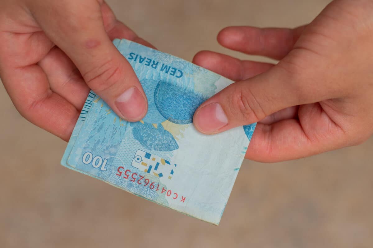Seu CPF está na lista de quem pode receber R$ 200 do governo federal ainda este mês; descubra como funciona.