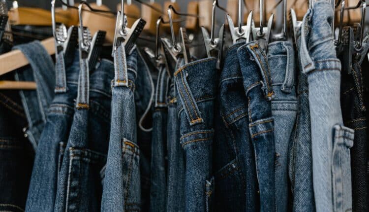 Existe uma maneira simples, rápida e barata de recuperar as calças jeans que ficaram duras e ressacadas com o tempo; aprenda o processo corretamente.