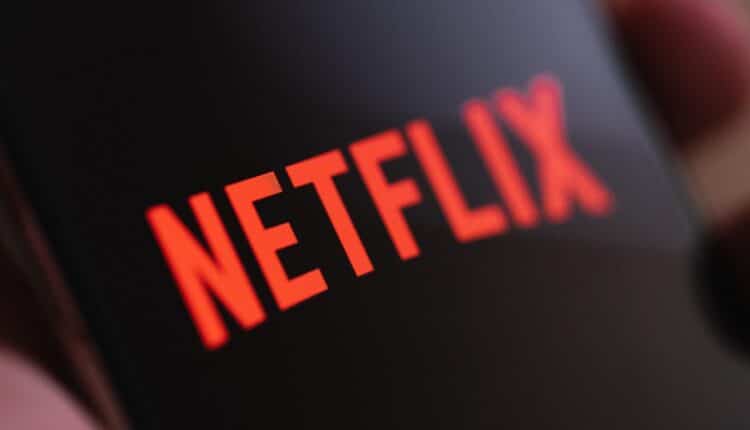 Com poucos episódios, uma minissérie da Netflix virou febre e todo mundo está assistindo; confira qual é o título ideal para passar na sua TV no final de semana.