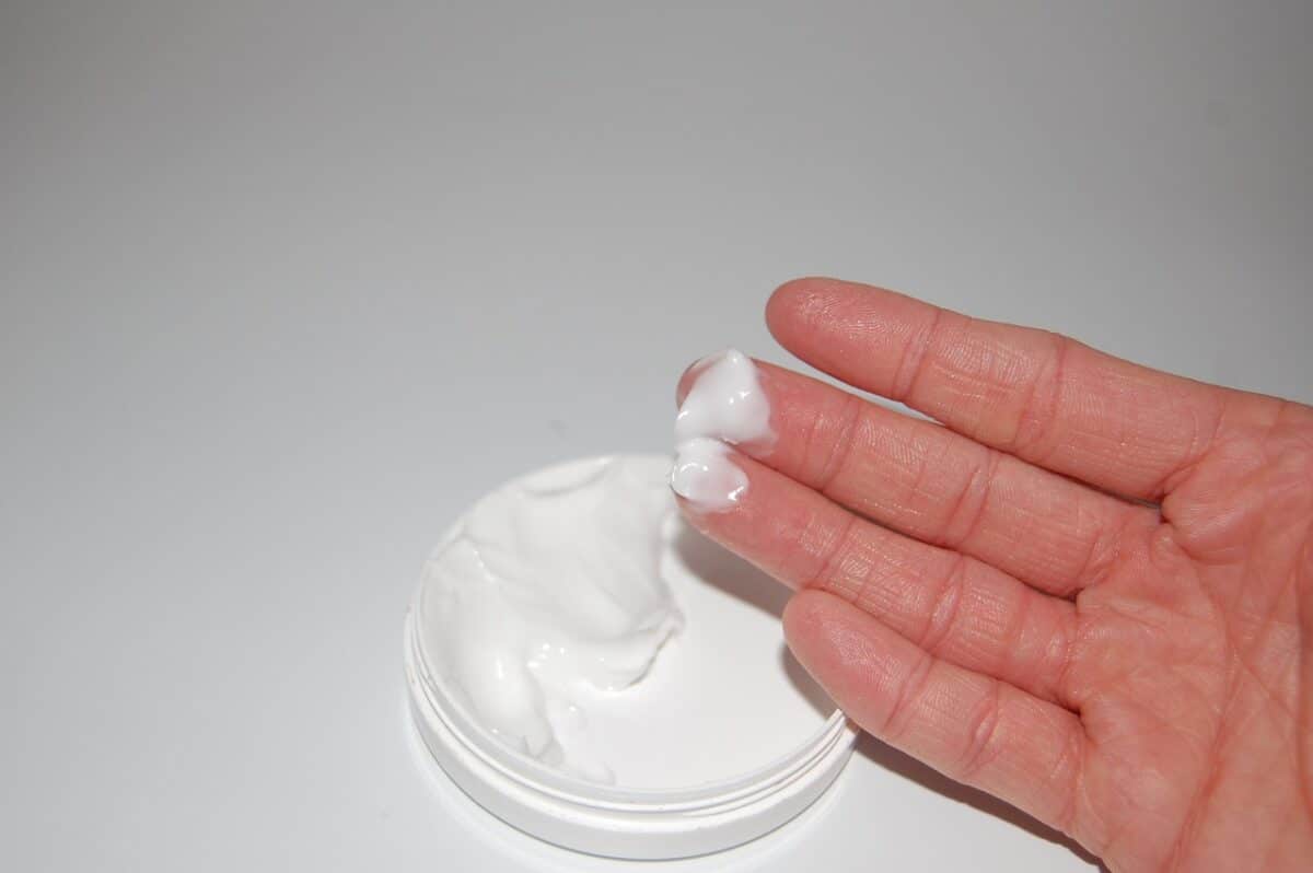 O creme Morte Súbita é famoso pelo seu poder de relaxar os cabelos, mas será que você consegue reproduzi-lo em casa com ingredientes simples.