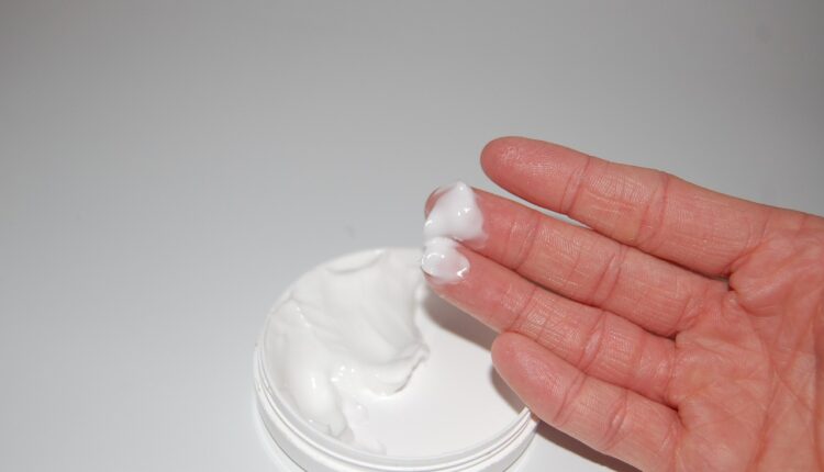 O creme Morte Súbita é famoso pelo seu poder de relaxar os cabelos, mas será que você consegue reproduzi-lo em casa com ingredientes simples.