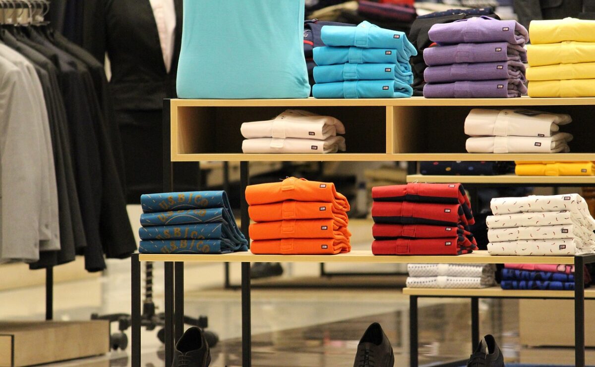 A Shein está muito cara para o seu bolso? Conheça outras opções de sites para pagar bem menos em suas novas roupas.
