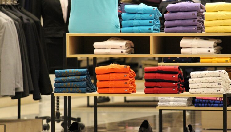 A Shein está muito cara para o seu bolso? Conheça outras opções de sites para pagar bem menos em suas novas roupas.