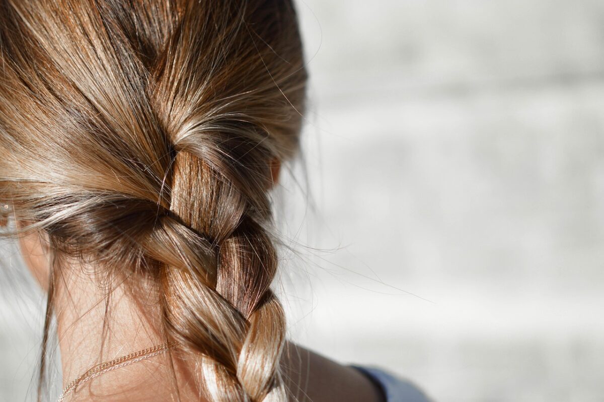 Mesmo sabendo a causa, muita gente não faz o que é mais necessário para seu cabelo; entenda o que é e as melhores práticas.