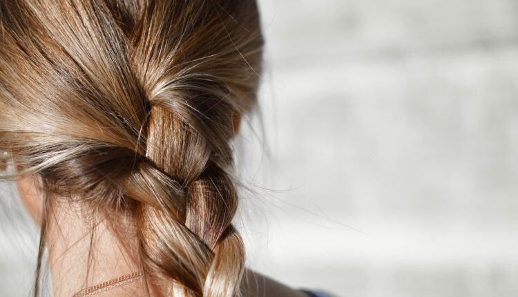 Mesmo sabendo a causa, muita gente não faz o que é mais necessário para seu cabelo; entenda o que é e as melhores práticas.