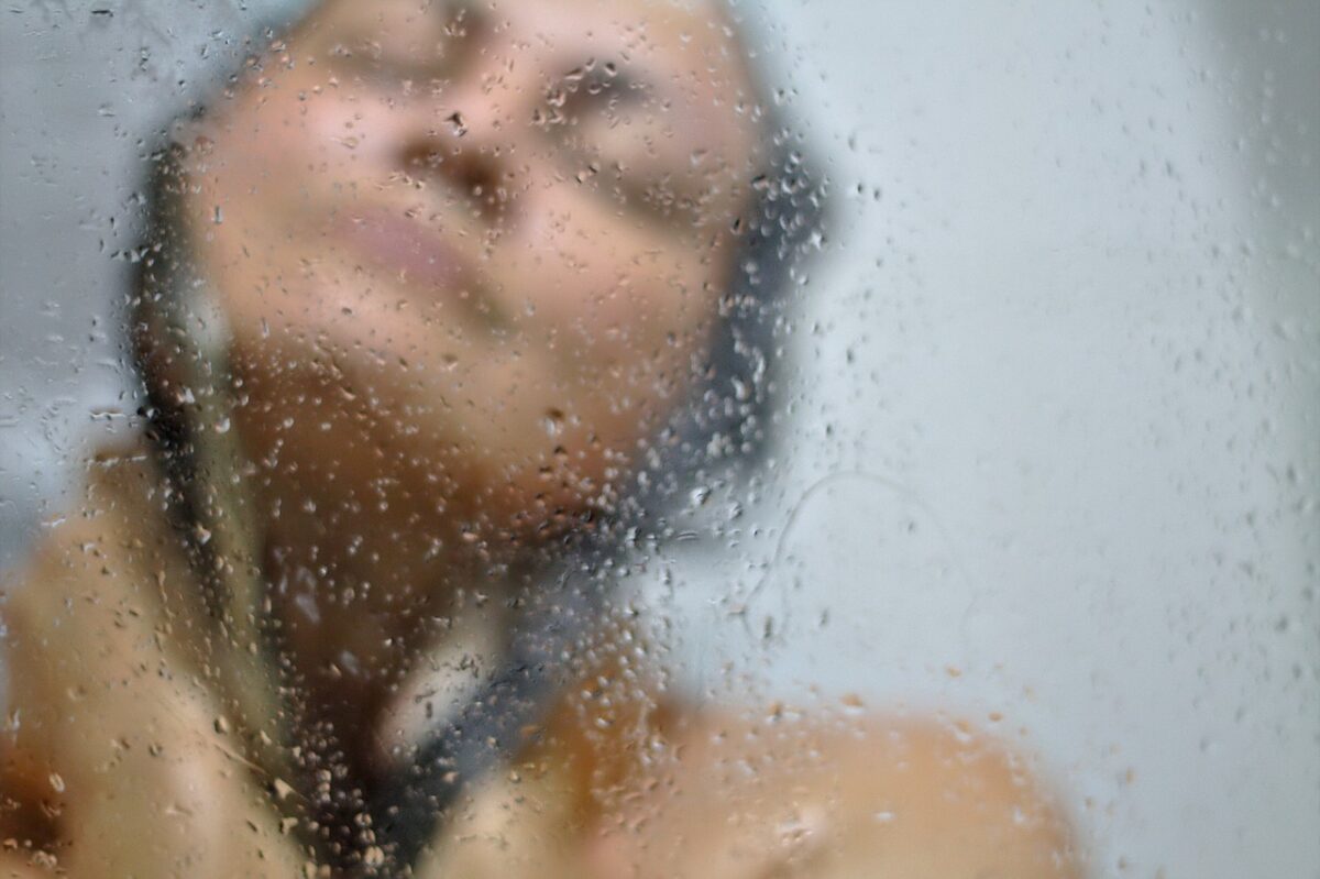 O frio chegou e você não abre mão de um banho quente? Veja o que isso pode fazer com seu cabelo, se não houver moderação adequada.