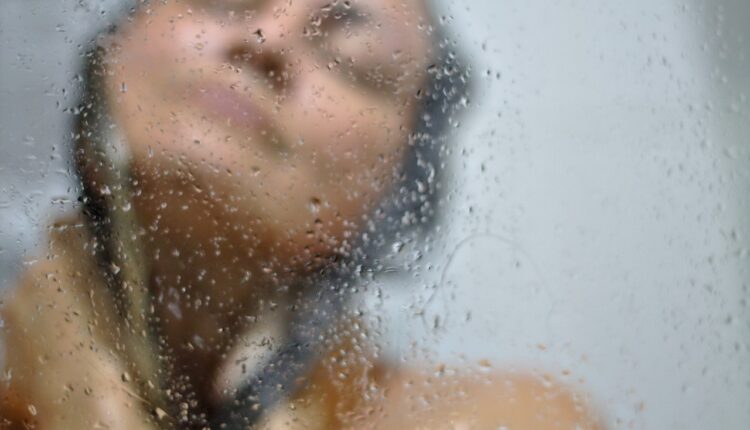 O frio chegou e você não abre mão de um banho quente? Veja o que isso pode fazer com seu cabelo, se não houver moderação adequada.