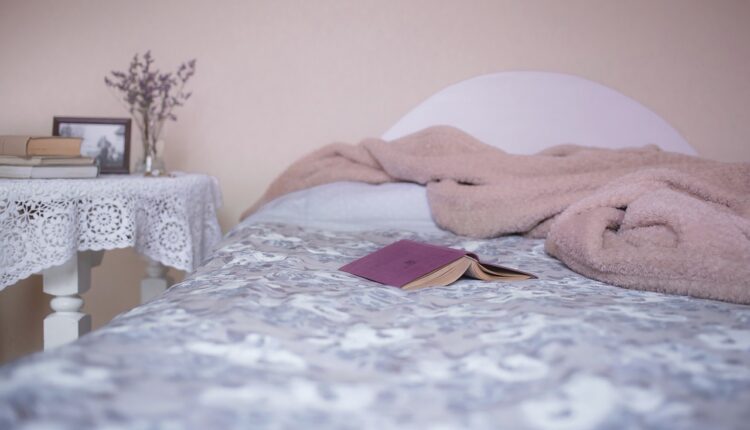 Descubra qual é a frequência adequada para trocar o lençol da cama e evitar uma contaminação invisível poderosa para você.