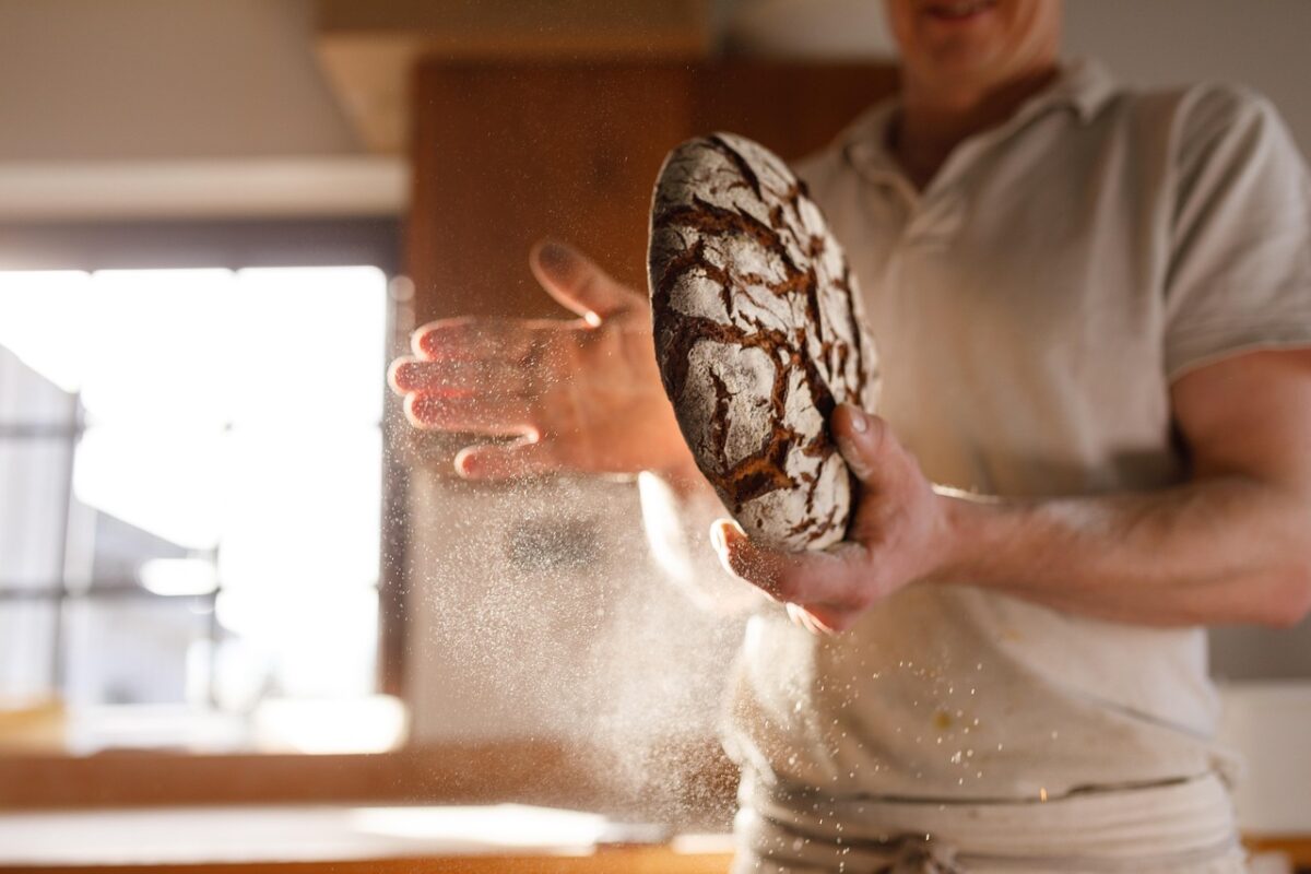 Vender pão caseiro pode ser uma excelente alternativa de renda extra, mas é preciso conhecer os detalhes e segredos a fim de conseguir um bom resultado lucrativo e honesto.