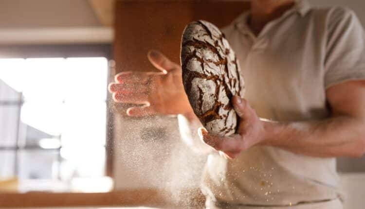 Vender pão caseiro pode ser uma excelente alternativa de renda extra, mas é preciso conhecer os detalhes e segredos a fim de conseguir um bom resultado lucrativo e honesto.