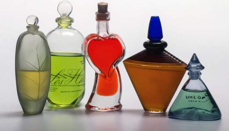 Aprenda como é o processo para fazer perfume em casa de um jeito seguro e bastante barato.