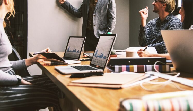 A temida pergunta da entrevista de emprego tem uma resposta certa; aprenda qual é e o que deve ser falado.