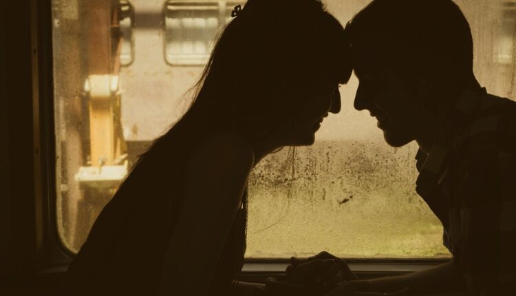 As relações modernas incluem conexões mais sinceras, mas que também estão além do que todos esperam do amor tradicional; entenda.