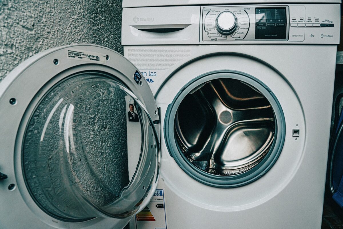 Quer gastar menos com energia elétrica enquanto lava a roupa? Veja o truque da máquina que pode te ajudar nisso.