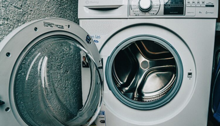 Quer gastar menos com energia elétrica enquanto lava a roupa? Veja o truque da máquina que pode te ajudar nisso.