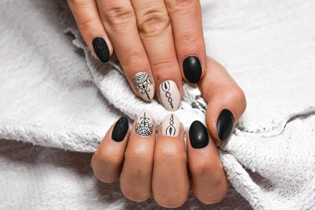 Qual é a relação que o hábito de roer as unhas tem com a vitalidade do seu cabelo; entenda a fundo esse tema a partir de agora, pois vale a pena.
