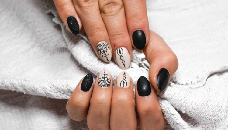 Qual é a relação que o hábito de roer as unhas tem com a vitalidade do seu cabelo; entenda a fundo esse tema a partir de agora, pois vale a pena.