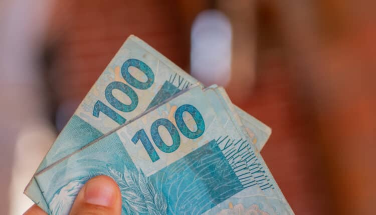 Quanto rende os seus R$ 1 mil se você quer investir e aproveitar a Taxa Selic mais alta da história do Brasil neste momento econômico.