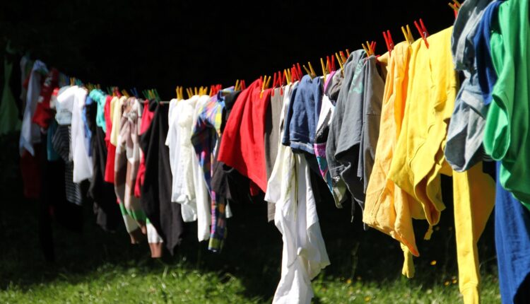 Você precisa fazer isso toda vez antes de colocar a roupa na máquina de lavar; o resultado vai te trazer alívio.