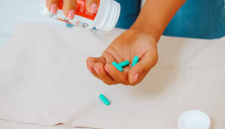 É fácil saber quando a vitamina B12 está em falta no corpo; confira os sinais óbvios que denunciam a situação e aprenda mais sobre os efeitos disso.
