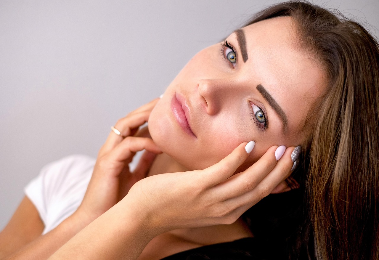 O skinimalismo 2.0 mostra que o caminho para a pele perfeita não está em multiplicar produtos e etapas, mas em escolher com sabedoria o que realmente funciona para seu tipo de pele e estilo de vida. Com menos, você conquista mais — em beleza, saúde e praticidade.
