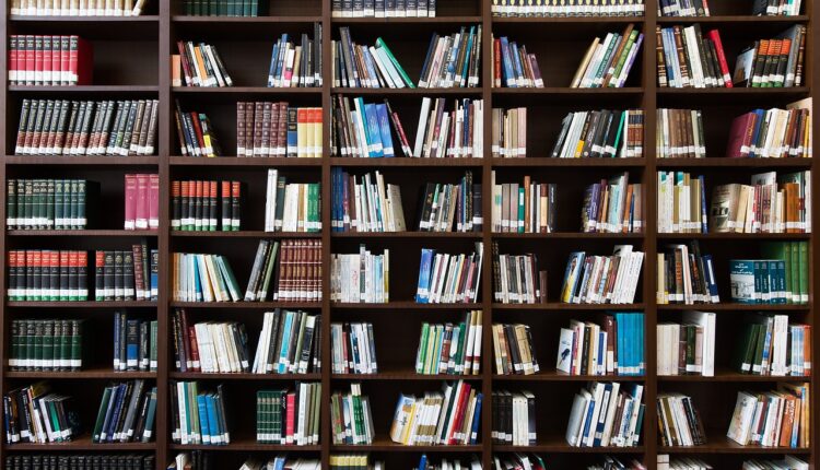 Como os livros da sua casa podem te ajudar a ter mais saúde ou até colocar sem bem-estar em risco; entenda as novas tendências.