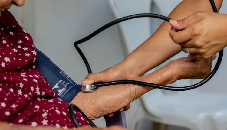 Qual é a pressão ideal para quem já passou dos 60 anos ou mesmo dos 50? A resposta é revelada e serve como alerta.