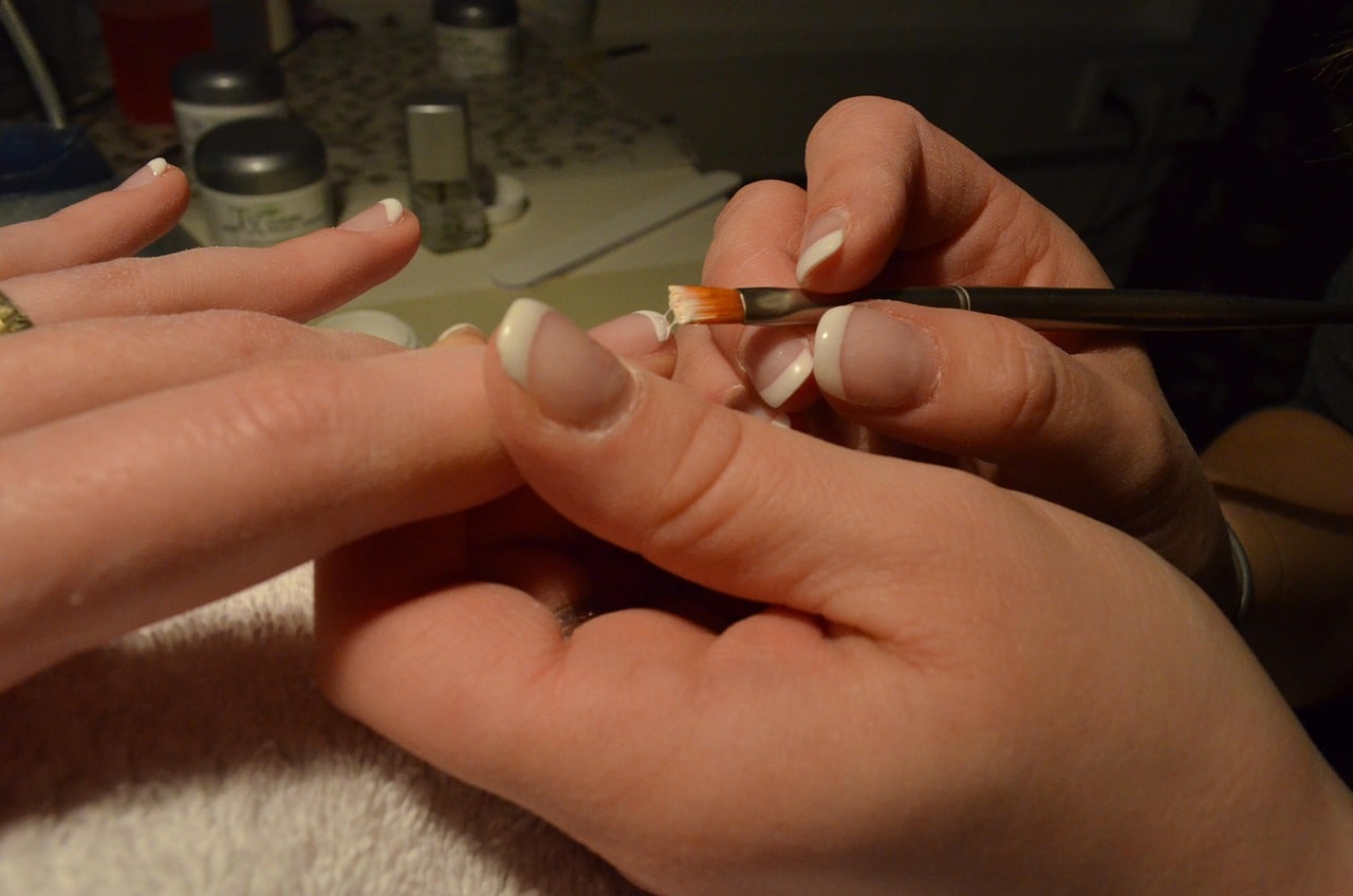 Fique de olho nessa tendência de unhas e descubra como o clássico pode renovar sua beleza com estilo e facilidade. Afinal, quem disse que unhas pequenas não podem fazer grande sucesso?