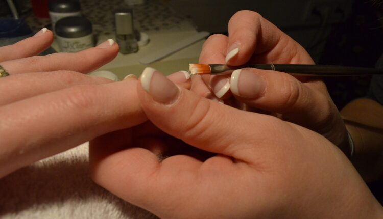 Suas unhas nunca mais vão quebrar a toa se você aprender essa misturinha incrível para sua rotina de cuidados semanal ou mensal.