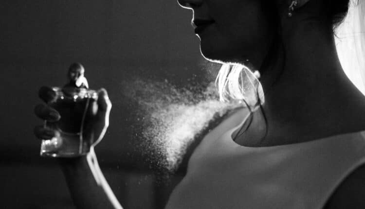 Quer animar e esquentar seus dias no inverno deste ano? Veja os perfumes com feromônios mais indicados por quem quer seduzir e conquistar.