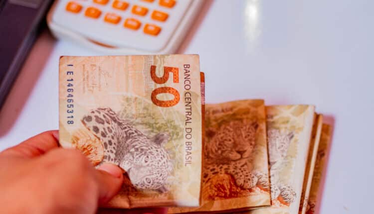 Mulher que quer sair da situação financeira delicada precisa conhecer os 3 pontos de maior atenção para recuperar sua autonomia com o relação ao dinheiro.