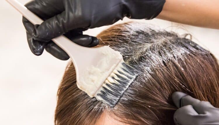 Essa é a tinta de cabelo que pode te dar um ar de ser muito mais velha do que é de verdade; veja o que fazer.