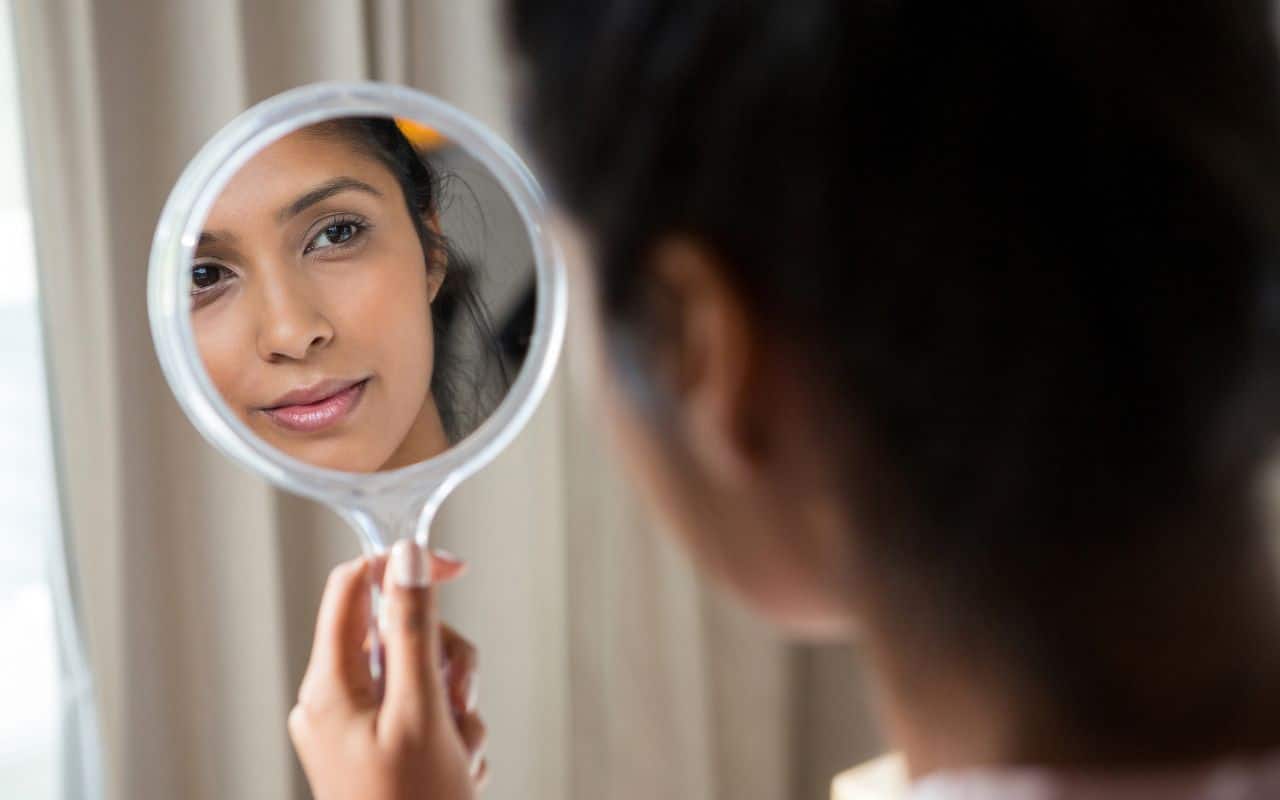 Descubra como seu espelho pode estar te enganando e fazendo desconfiar da sua própria beleza; aprenda o que fazer agora.