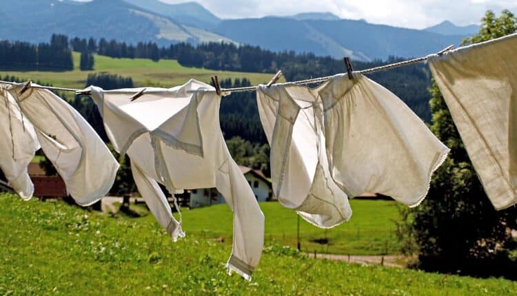 Suas roupas estão com o fim decretado por causa da mancha de água sanitária? Entenda se você ainda pode salvar sua peça ou não; misturinha caseira resolve.