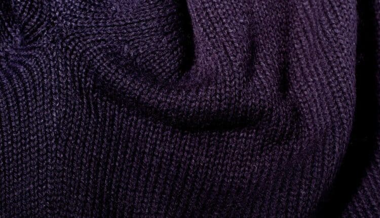 Como dar um jeito na sua blusa de lã que está cheia de bolinhas quando a tira do guarda-roupas nesse frio? Existe uma solução simples e prática para isso.